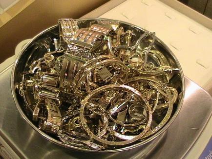 Captură la frontieră: 3,9 kilograme de bijuterii din aur şi 18 kilograme de bijuterii de argint confiscate de la un cetăţean maghiar 